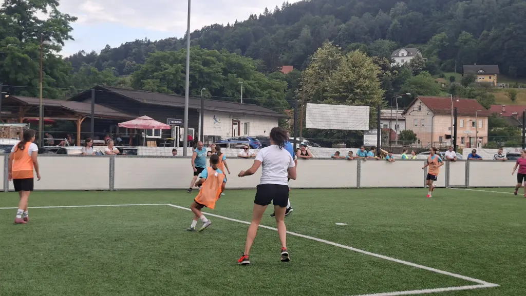 Zaključek sezone mlajših selekcij Ženskega nogometnega kluba v Športnem centru Jevnica