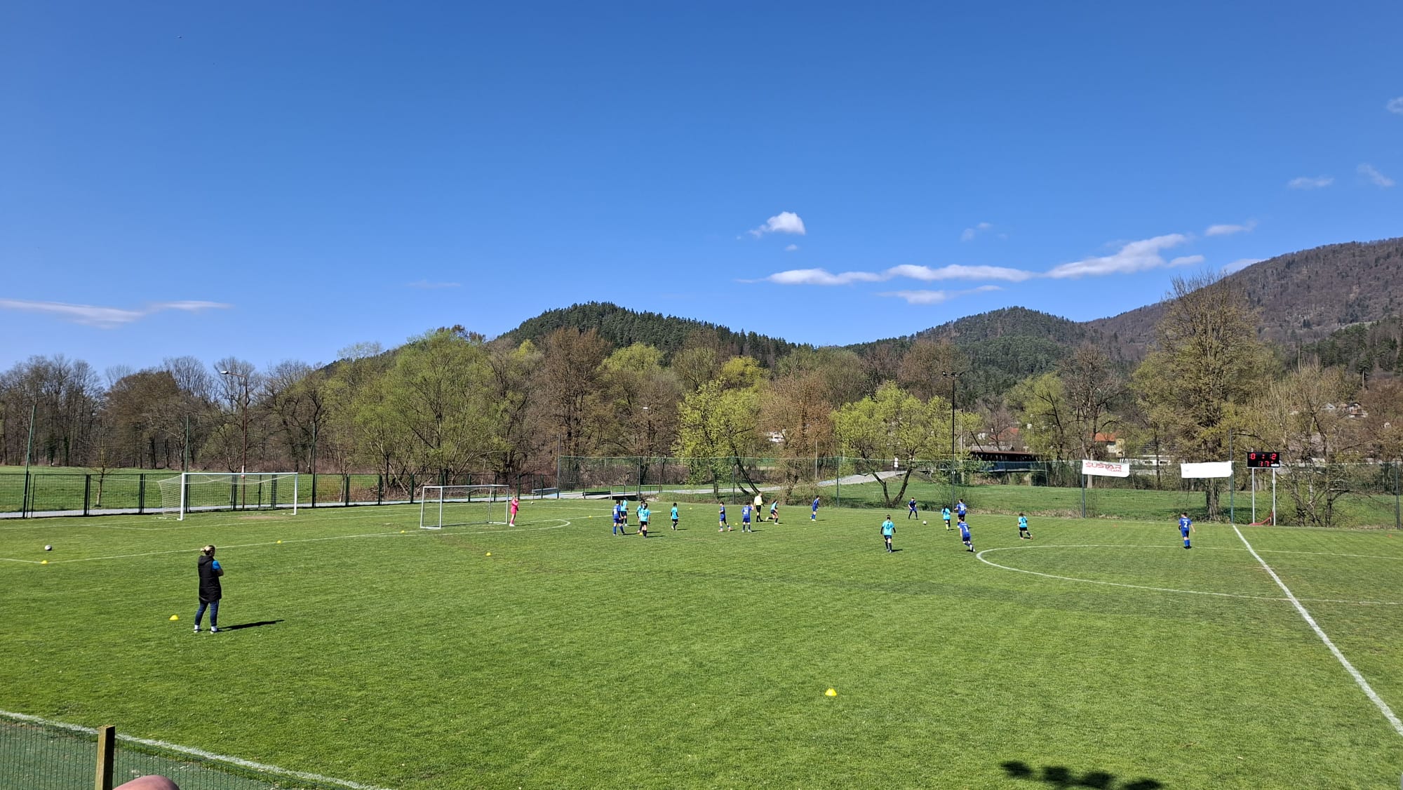 Dekleta DU13 pokazala srčnost in napredek na današnji tekmi
